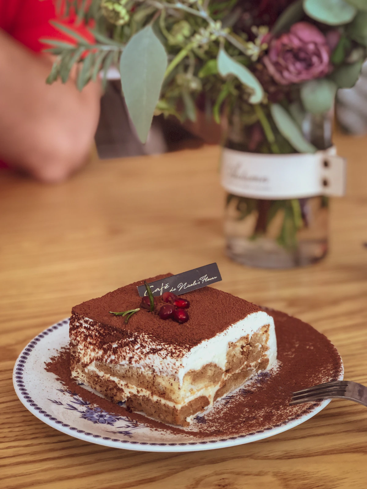 Tiramisù em camadas com cacau e frutas vermelhas