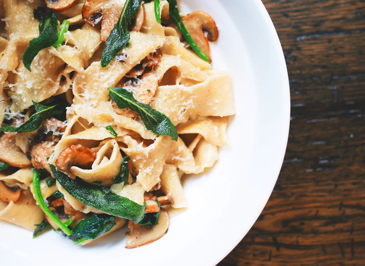 Pappardelle ao pesto e tomates, finalizado com queijo
