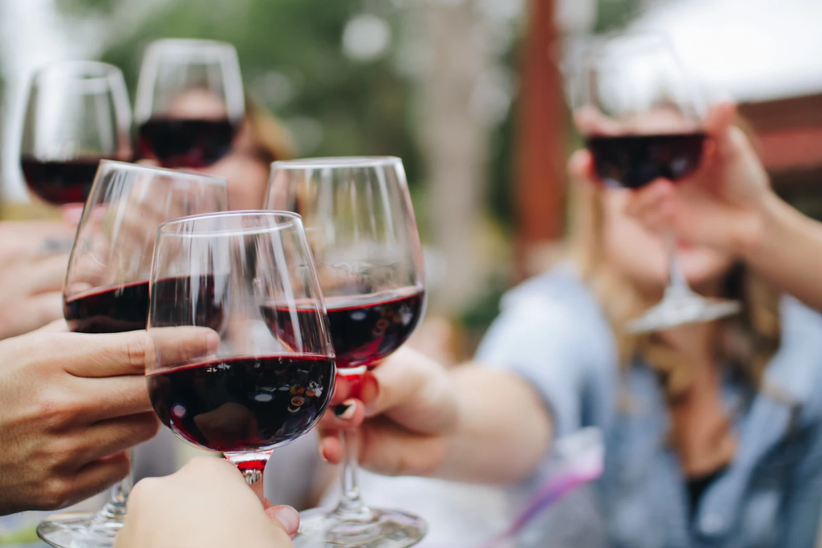Taças de vinho tinto compartilhadas à mesa